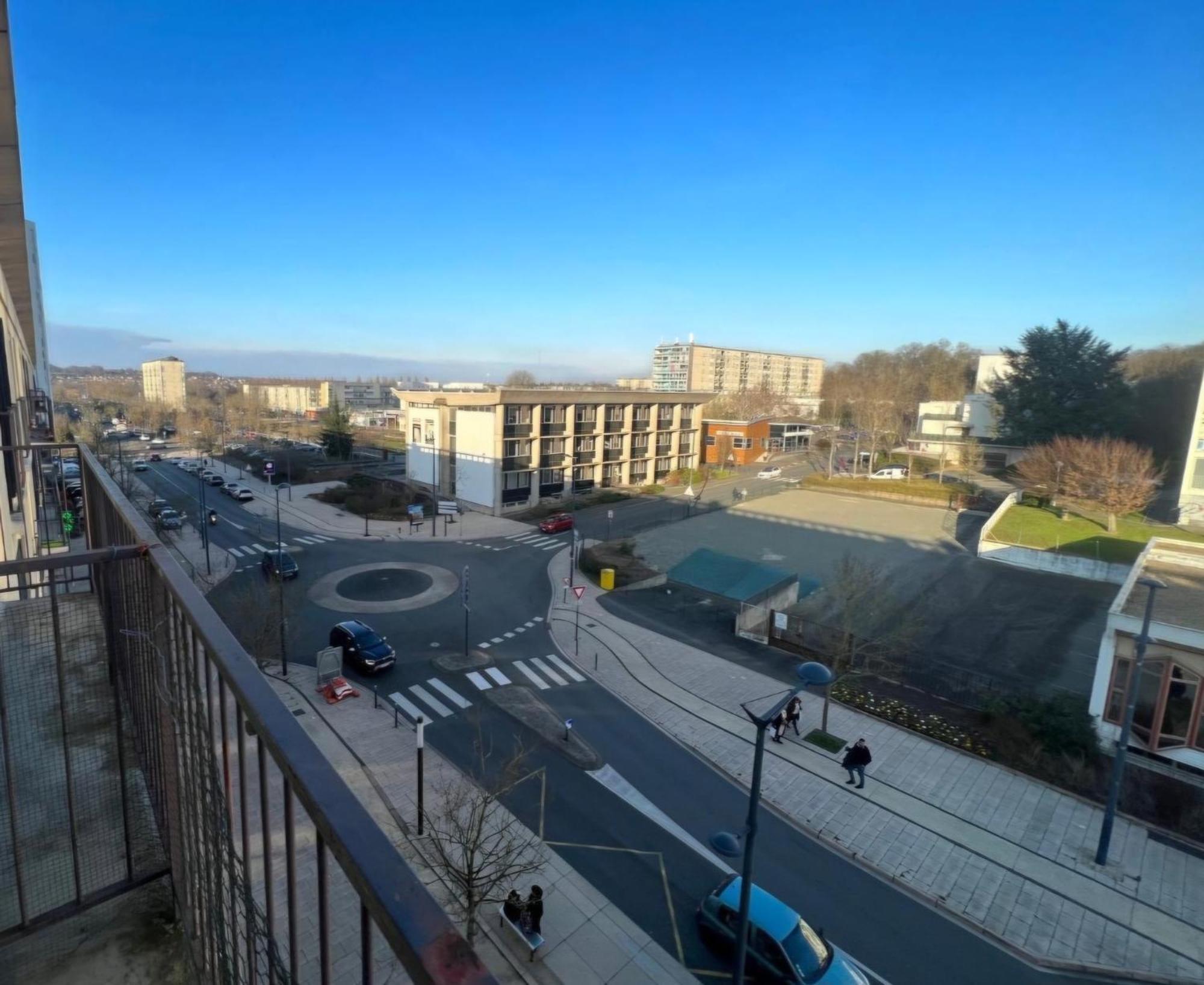 Chambre Neuve Dans Un Logement Partage A 10 Minute Du Circuit 24H Allonnes  Eksteriør bilde
